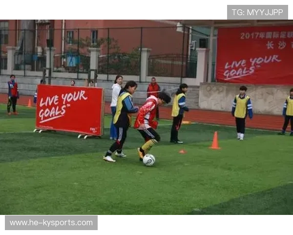 意大利足球俱乐部发起球迷团结活动，壮大队伍，意大利足球队集体照